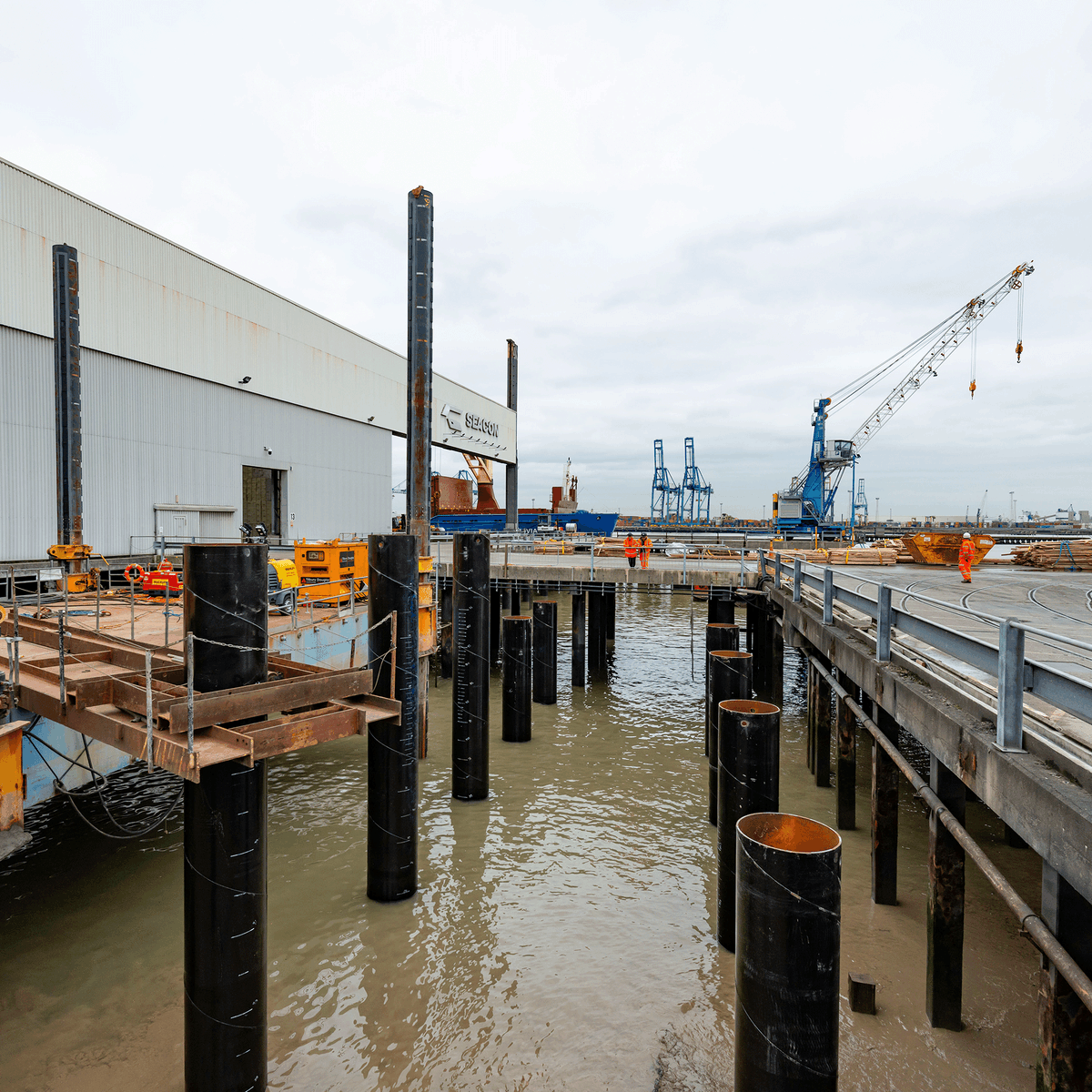 LondonPortAuth's tweet photo. Work is underway on a £3 million jetty renewal at @TheSeacon's Northfleet terminal.
Contractors @jtmackley are undertaking the six-month project, which will see a new link to the terminal’s main jetty constructed to replace the existing 1950s-built link https://t.co/sAoSi5ybzQ https://t.co/XnCK4YZJqN