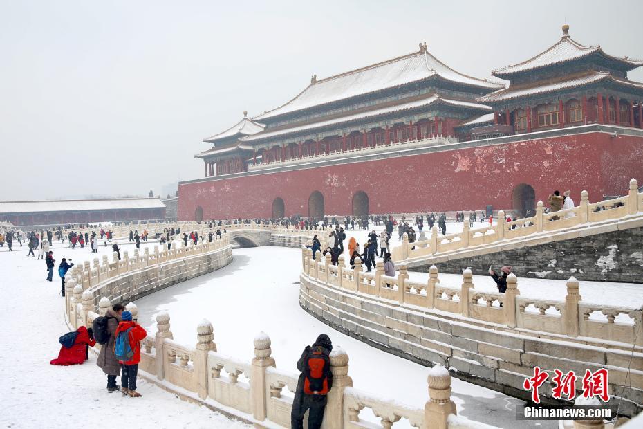 DiarioPovo's tweet photo. Neste fim de semana, Beijing continuou a nevar e as pessoas visitaram a #CidadeProibida coberta pela neve. ❄️ https://t.co/Q7dXQighSB