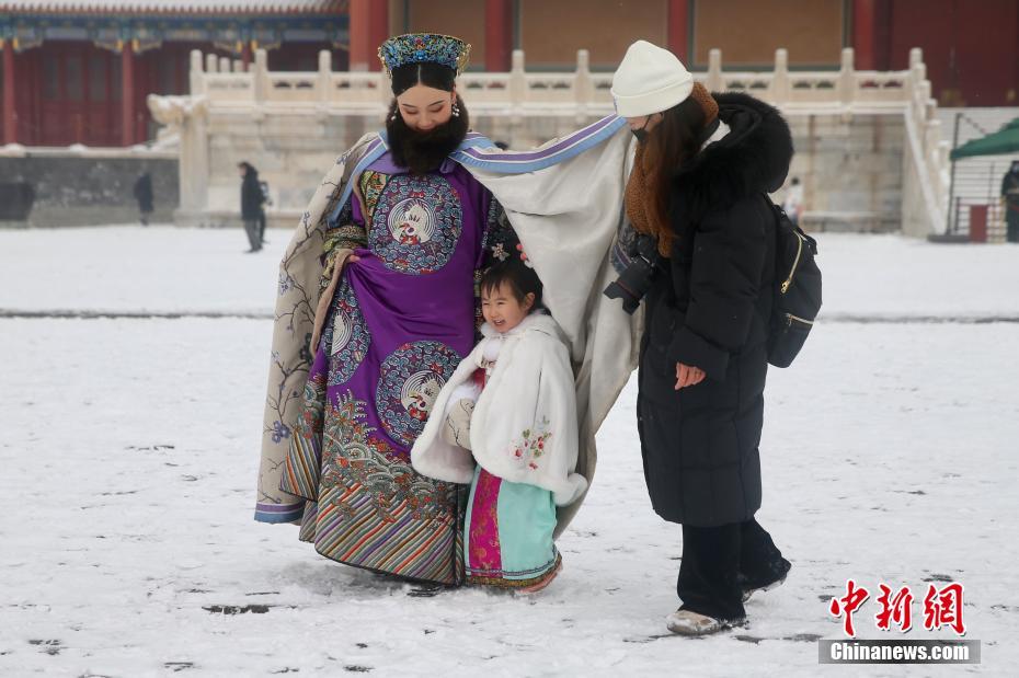 DiarioPovo's tweet photo. Neste fim de semana, Beijing continuou a nevar e as pessoas visitaram a #CidadeProibida coberta pela neve. ❄️ https://t.co/Q7dXQighSB