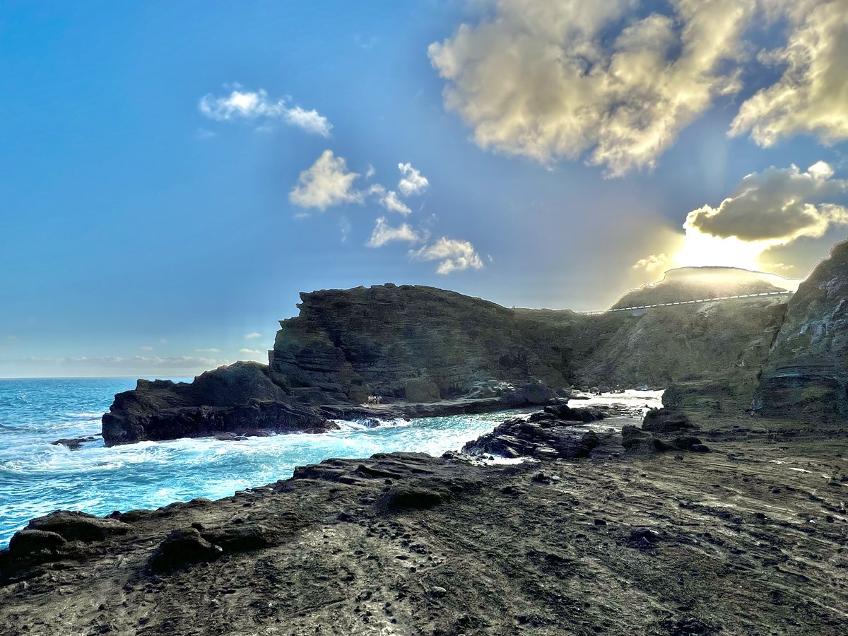 ericthomaschu's tweet photo. Right next to the Halona Blowhole is the #Halona Beach Cove. #DYK this was the site of the love scene between Deborah Kerr &amp; Burt Lancaster in the 1953 film #FromHereToEternity? The blowhole was used for a scene in #JurassicWorld : Fallen Kingdom. And then there’s this pole 🤷🏻‍♂️ https://t.co/33VLq6zkaT