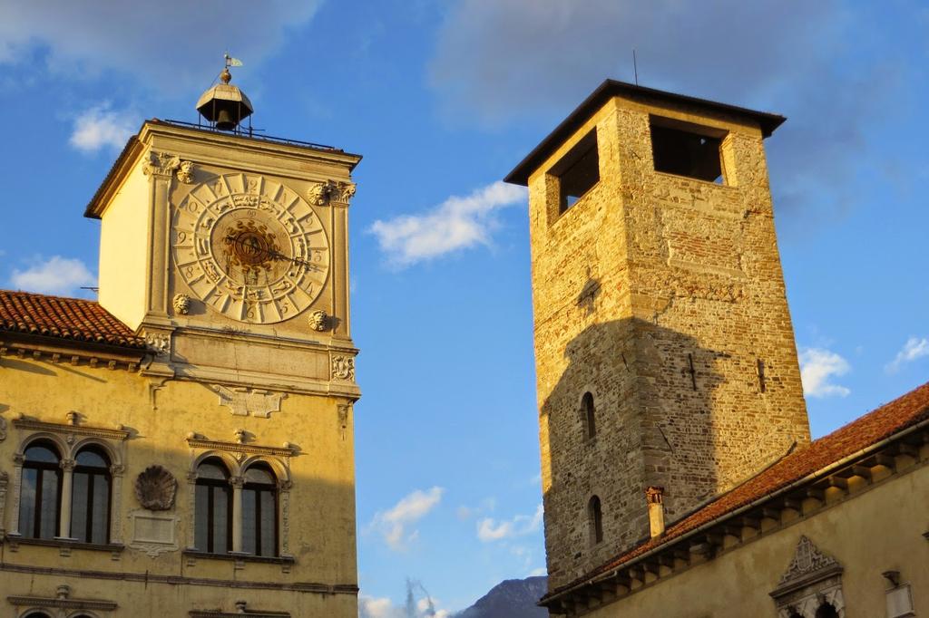 CasaLettori's tweet photo. “L’amore è una maledizione che piomba addosso e resistere è impossibile.”

Dino Buzzati

Torre Civica Belluno

#SguardiFotografici a #CasaLettori 🏡

@AlmiraUva @VIOLA_MARTELLA @AutieriFlora @adelestancati @adelisia74 @archicri1 @mrcatalano58 https://t.co/wBJG2xTX71