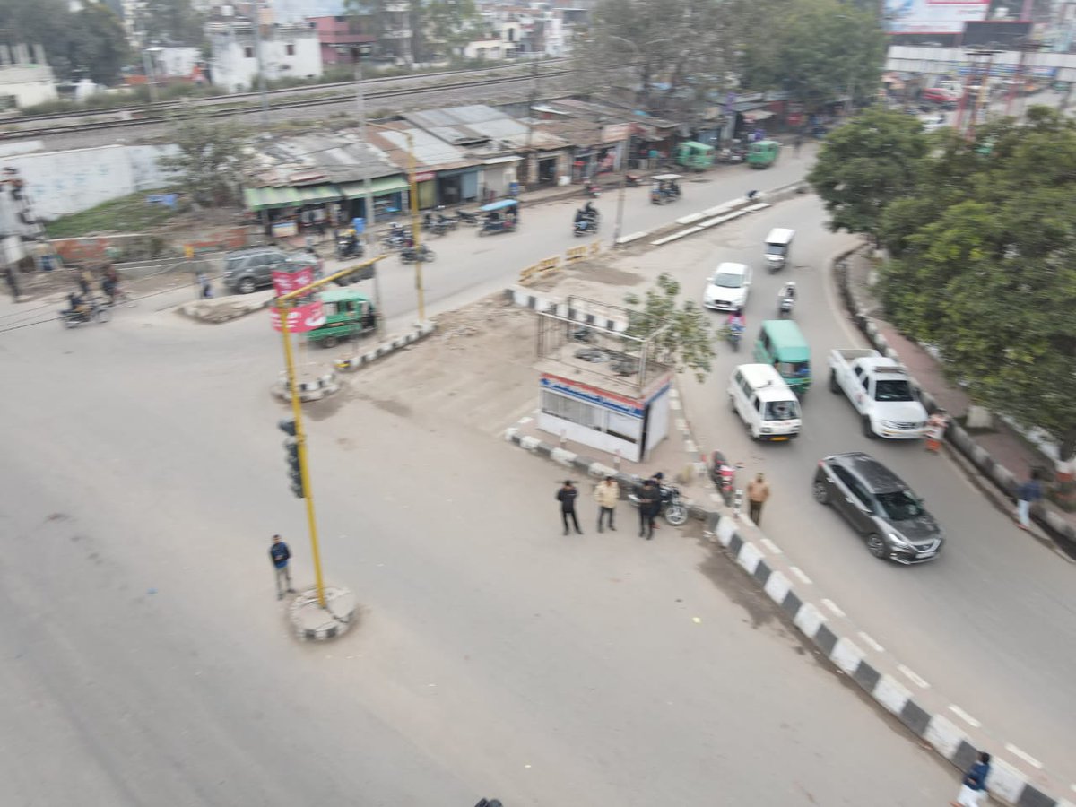 lucknowtraffic's tweet photo. 🚦Traffic Alert🚦
@dcptrafficlko के निर्देशन में  सहमीना चौराहा पर यातायात सामान्य है तथा यातायात पुलिस ड्यूटी पर मौजूद हैं।
       यदि यातायात सम्बन्धी कोई समस्या हो तो कृपया यातायात पुलिस हेल्प लाइन नं0 9454405155 पर सम्पर्क करें अथवा 112 डायल करे। https://t.co/lepqW3tSLb