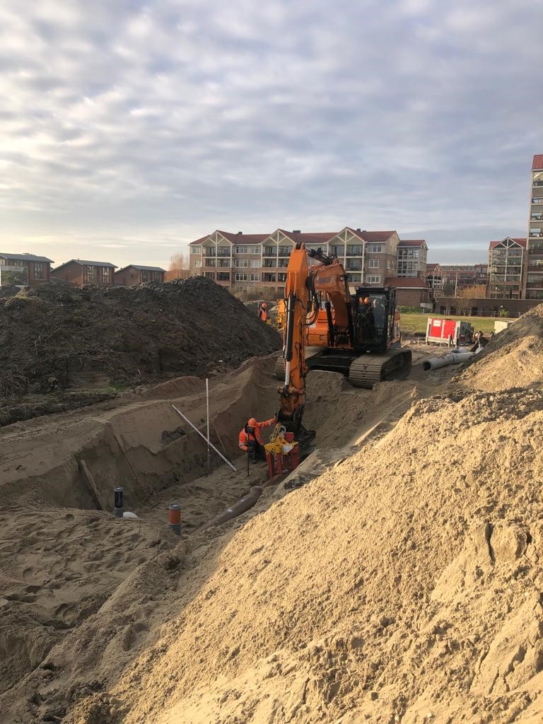 Aan de Noordrand van <a href="/gemZoetermeer/">Gemeente Zoetermeer</a> leggen wij de laatste hand aan de #riolering. Waar kon, zijn bestaande rioolbuizen hergebruikt. Begin deze week zijn wij hiermee klaar, waarna de kabels en leidingen gelegd kunnen worden. 
#nieuwbouw #gemeentezoetermeer #werkzaamheden #bouwrijp