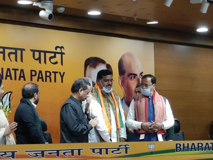 ritamapp_'s tweet photo. चुनाव से ठीक पहले समाजवादी पार्टी को बड़ा झटका

सपा के अंबेडकरनगर के जलालपुर से विधायक सुभाष राय ने दिल्ली में थामा भाजपा का दामन

सुभाष राय उपमुख्यमंत्री केशव प्रसाद मौर्य, दिनेश शर्मा और प्रदेश अध्यक्ष स्वतंत्रदेव सिंह की मौजूदगी में भाजपा में शामिल हुए
#BJP4UP #SubhashRai https://t.co/1UIUQk1Dr2