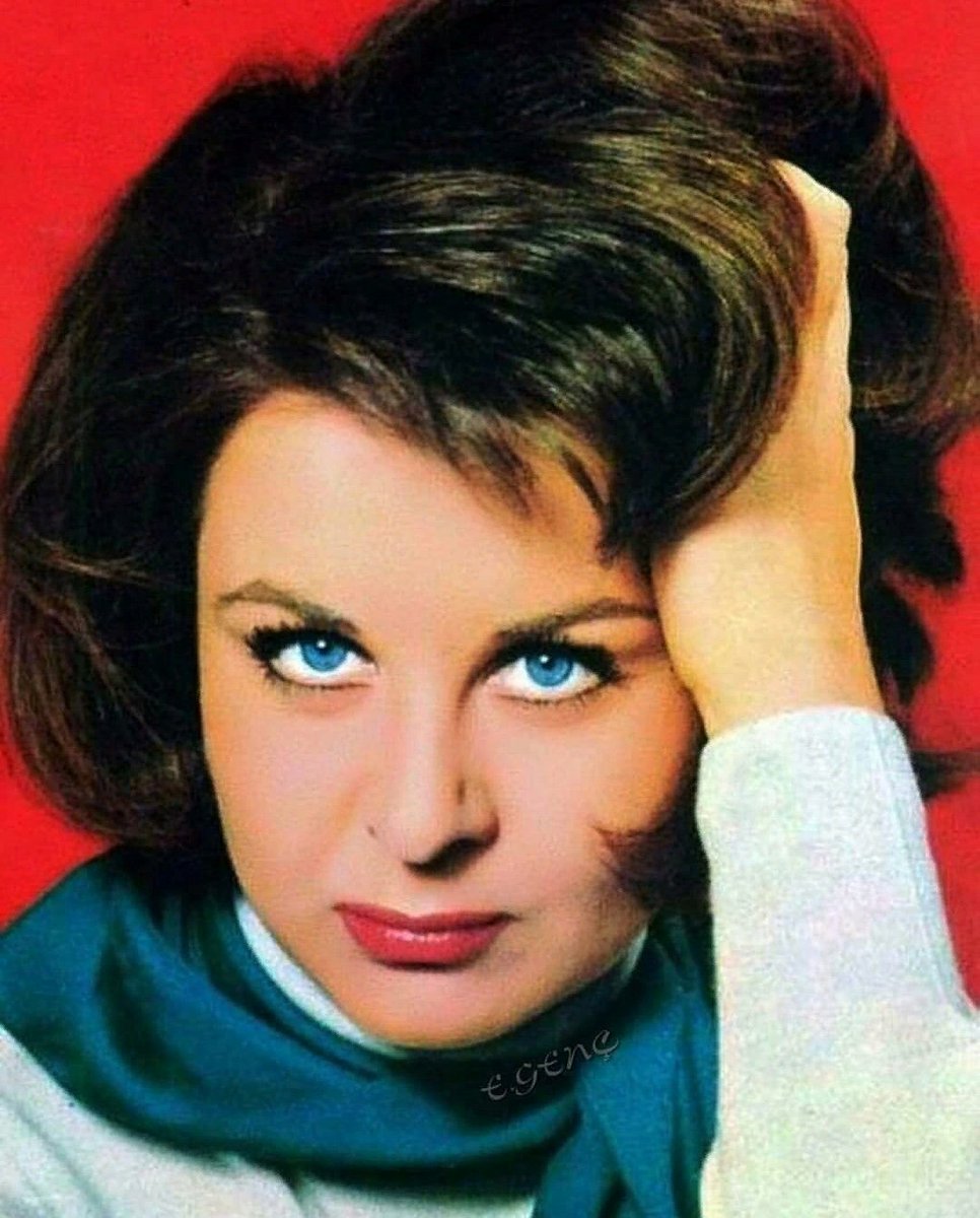 "Fatma bir bakardı, dünya maviye boyanırdı."
Cüneyt Arkın