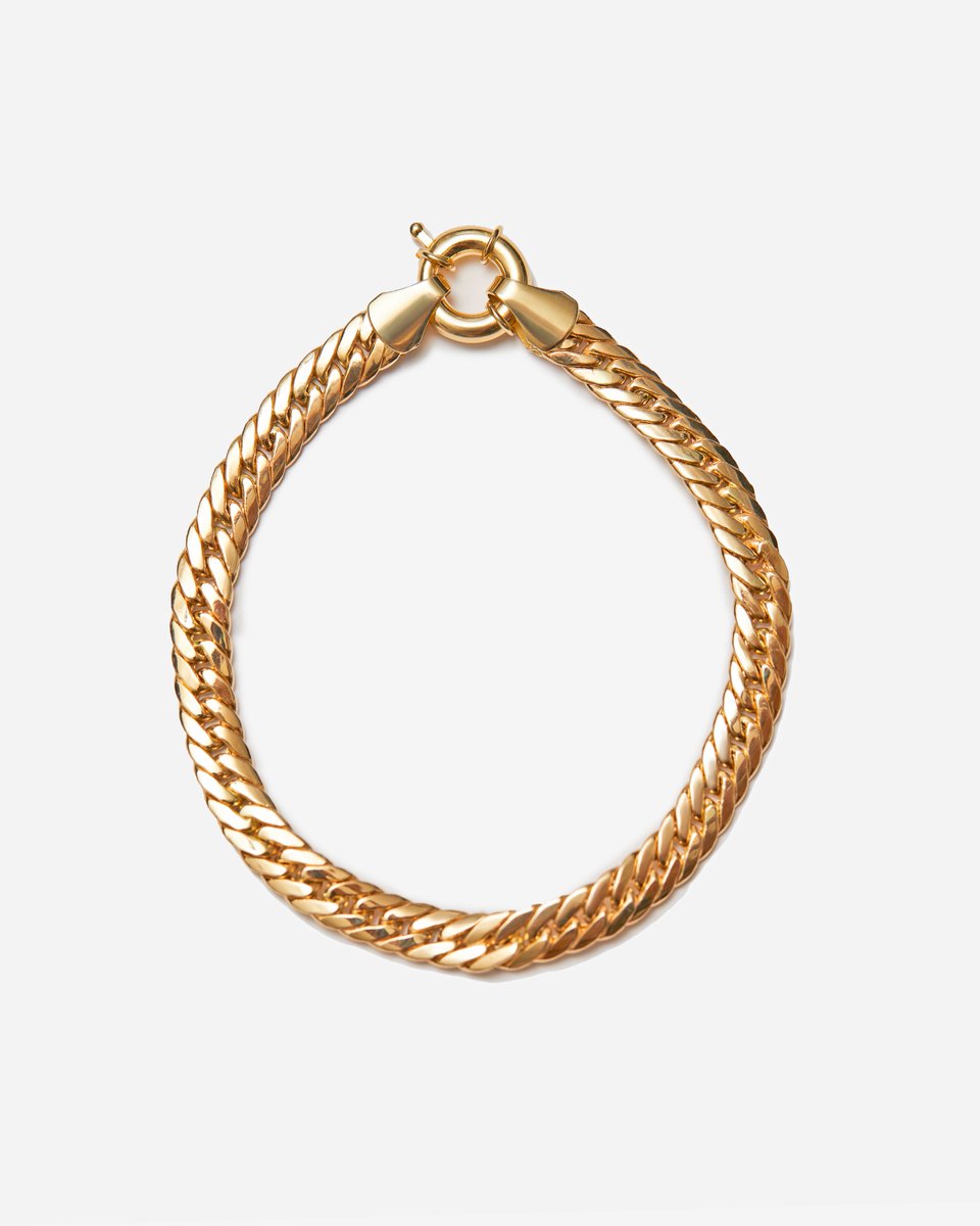 Are you a fan of our new rope bracelet? 😍
-
Our items are made of pure 18 Karat Gold⁠
- ⁠
#aurel #goldjewellerydesign #braceletsforwomen #braceletsfemme #goldbracelets #ropebracelet #braceletfashion #braceletlovers