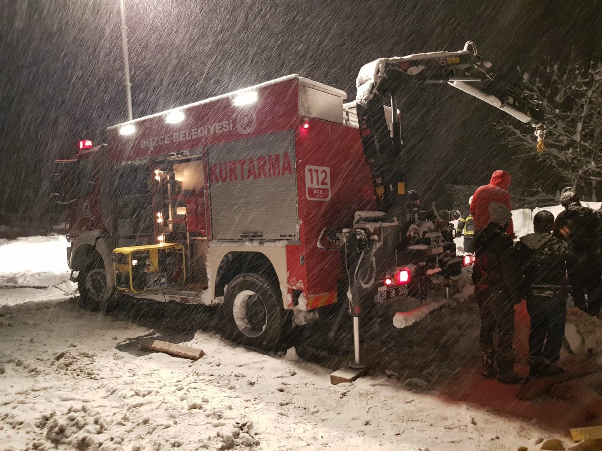 duzcebld's tweet photo. Nerede ihtiyaç varsa oradayız 👨‍🚒🚒

❄️ Kar yağışı nedeniyle çöken ahırda kalan 12 büyükbaş hayvan itfaiye ekiplerimiz tarafından kurtarılarak sahibine teslim edildi. 

Bizim için her can önemli ❤️

#DüzceİçinCanlaBaşla https://t.co/UHLUt52DHF