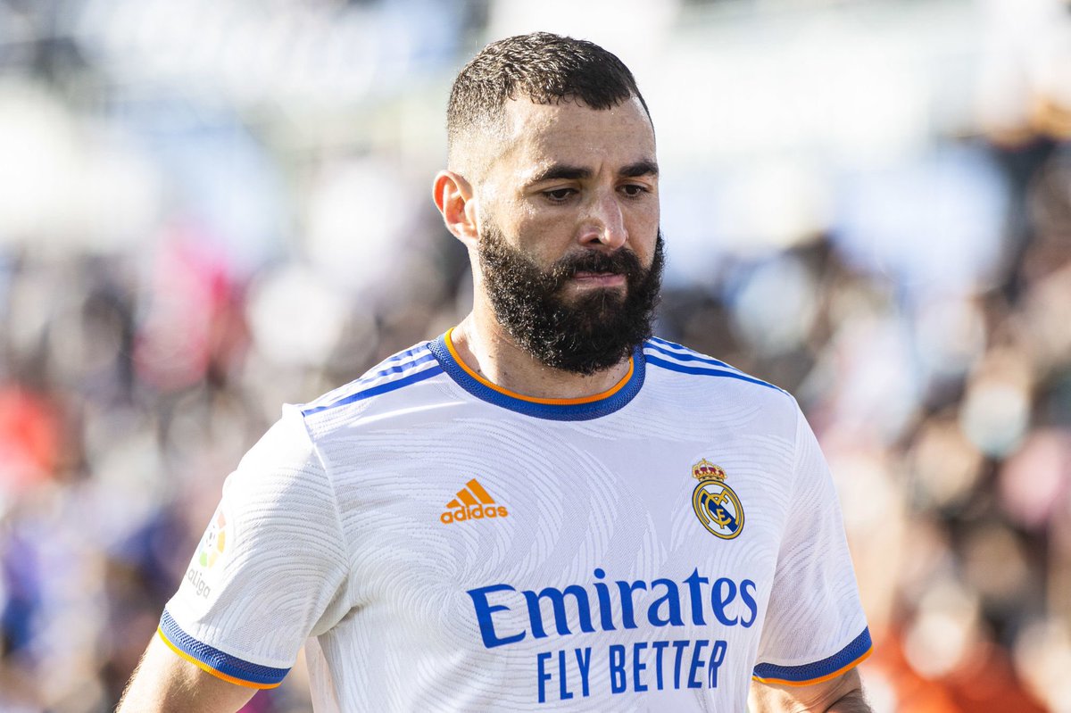 ActuFoot_'s tweet photo. À 34 ans, Karim Benzema a loupé hier seulement le premier penalty de sa carrière en club. 😳 https://t.co/MSAccwli1c