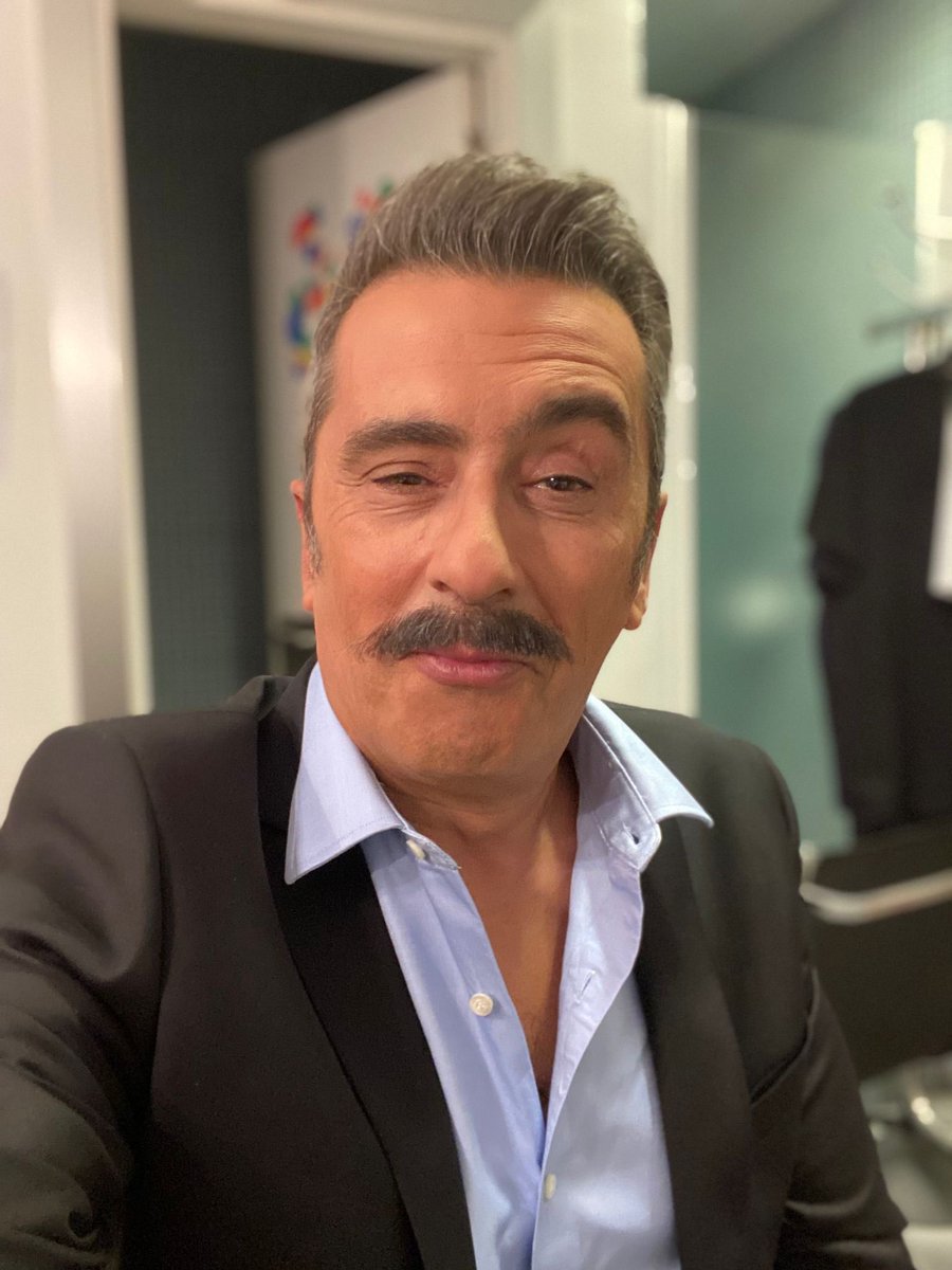 Buenafuente's tweet photo. Gracias a todos por las felicitaciones!!! Moltes gràcies!!! Hoy se lía (🤷🏻‍♂️) https://t.co/BcLjgrxf7L