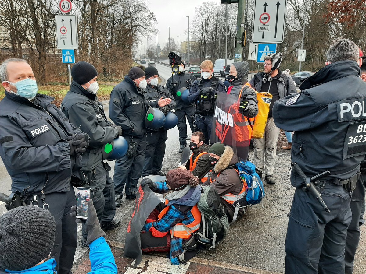 Einzelne TeilnehmerInnen der Aktion von <a href="/AufstandLastGen/">Letzte Generation</a> sind von der <a href="/polizeiberlin/">Polizei Berlin</a> festgesetzt worden. Der Verkehr fließt wieder.