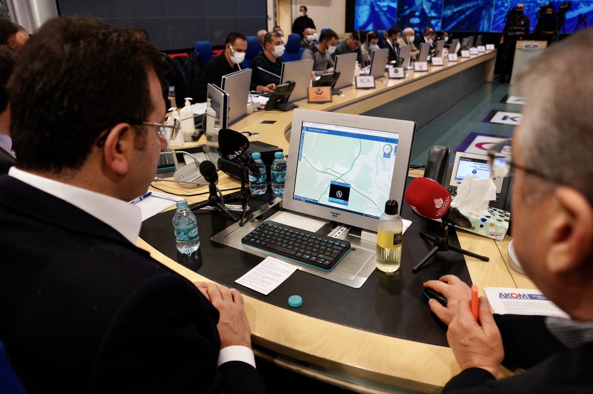 ekrem_imamoglu's tweet photo. Yolların açık kalmasını sağlayan İstanbul'un her noktasında çalışan bütün emekçilere teşekkürler.

📌İBB, 1582 araç ve 7 bin 421 çalışanı ile 3 gündür yollarda 
📌1300 evsiz vatandaşımızı misafir ediyoruz
📌Sokak hayvanları için 500 noktada her gün 2 tondan fazla mama dağıtıyoruz https://t.co/IowTDMvwef