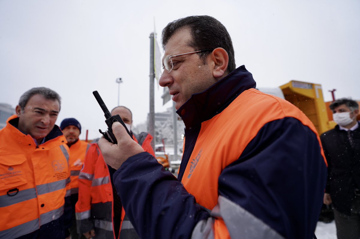 ekrem_imamoglu's tweet photo. Yolların açık kalmasını sağlayan İstanbul'un her noktasında çalışan bütün emekçilere teşekkürler.

📌İBB, 1582 araç ve 7 bin 421 çalışanı ile 3 gündür yollarda 
📌1300 evsiz vatandaşımızı misafir ediyoruz
📌Sokak hayvanları için 500 noktada her gün 2 tondan fazla mama dağıtıyoruz https://t.co/IowTDMvwef