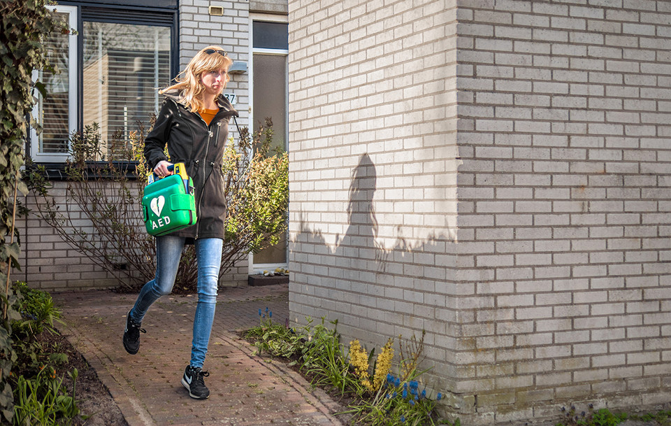 Dankzij de inzet van #burgerhulpverleners overleven meer mensen thuis een hartstilstand (onderzoek Amsterdam UMC). Doordat de meldkamers ook burgerhulpverleners opriepen, steeg de overlevingskans bij een #hartstilstand thuis van 26% naar 39%.
#aed #reanimatie