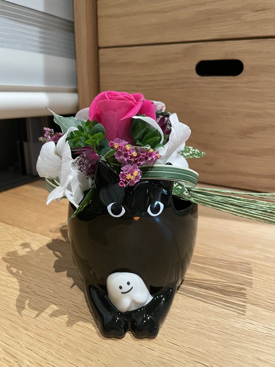hasenyam122's tweet photo. 生花のコサージュ、黒猫さんに献上！

#フラワーデザイン #勉強 #フローリスト #基礎 #豆知識 #猫好き #スタバカップの活用法 https://t.co/VL4wVz9vKl