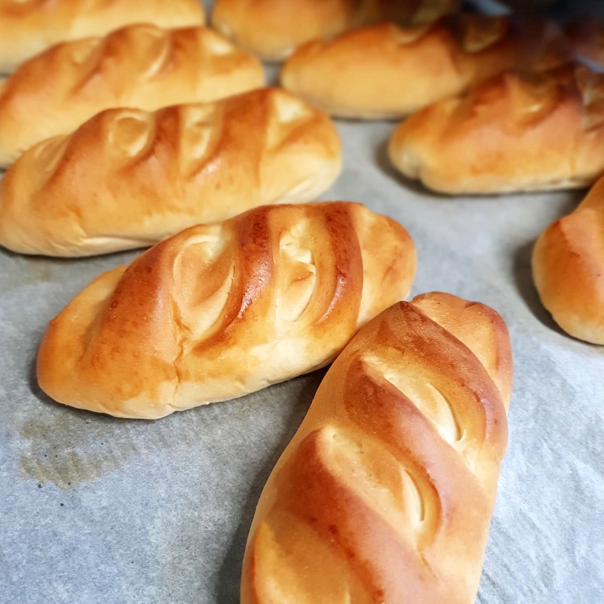 Comencem nova setmana amb el nostre pa de llet elaborat artesanalment. És ideal per tastar en qualsevol moment del dia. T’esperem a #FornPadró! 🥖😍