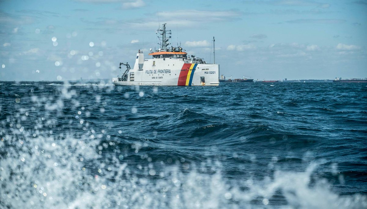 Frontex's tweet photo. Last year, we ran 19 operations and deployed 2000 #EUStandingcorps officers.
Working at airports, land borders and at sea, they helped 🇪🇺countries detect criminals, protect victims of human trafficking, seize drugs and fight against environmental crime➡️https://t.co/qrGgSieI9t https://t.co/mokLjKkUk7