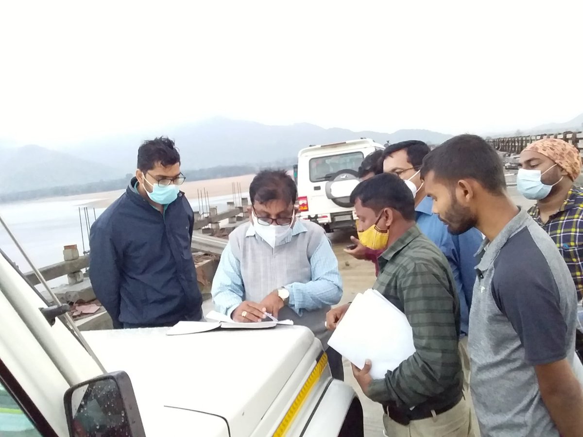 PWD_Odisha's tweet photo. Chief Construction Engineer, Phulbani, inspected the Mahanadi Bridge Project on Athamalik-Dhalpur Road in Boudh district. He reviewed the manpower &amp; materials available at the site for completion of balance work. The project is being expedited for completion by April 2022. https://t.co/ovIRYOMLzZ