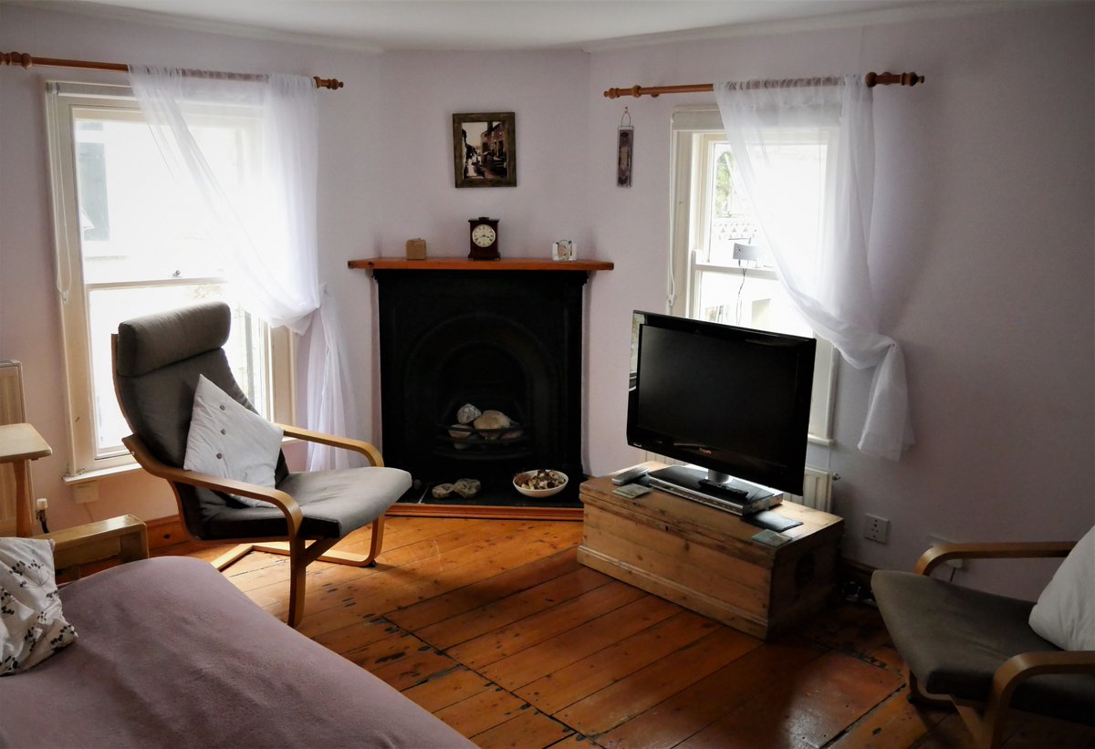 TheHolidayCots's tweet photo. Book your Cornish seaside self-catering holiday at Middle Deck flat. They have available dates 26th Feb, 5th March, 12th March, 19th March &amp; 26th March. 
🛌Sleeps 1-4
https://t.co/5jTctusrDD
#StIves #Cornwall #DatesAvailable #SelfCatering #SeasideBreak #Flat #Charming #Beaches https://t.co/qtrdzIR2at