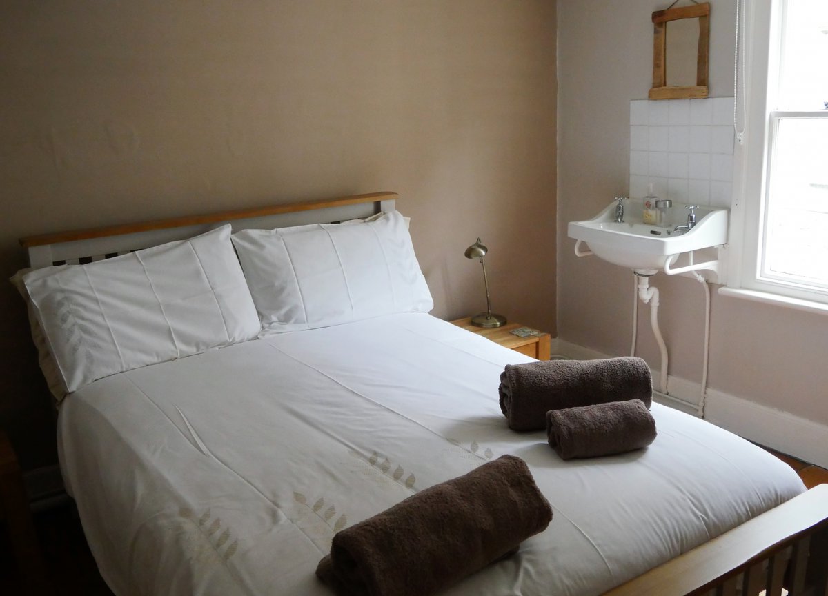 TheHolidayCots's tweet photo. Book your Cornish seaside self-catering holiday at Middle Deck flat. They have available dates 26th Feb, 5th March, 12th March, 19th March &amp; 26th March. 
🛌Sleeps 1-4
https://t.co/5jTctusrDD
#StIves #Cornwall #DatesAvailable #SelfCatering #SeasideBreak #Flat #Charming #Beaches https://t.co/qtrdzIR2at