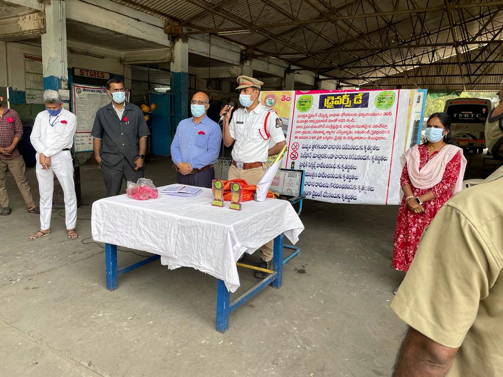 mitr102000's tweet photo. Sir
Felicitated best accident free drivers sri Tirupathaiah 203604 and Sri Bin Salam 204342 of FM depot on eve of DRIVERS DAY and greeted drivers with flowers pls.
#IThankTSRTCDrivers 
#ISaluteTSRTCDrivers 

@tsrtcmdoffice @TSRTCHQ @rmhrtsrtc @dvmcrmrtsrtc @DMFMTSRTC https://t.co/Eg54HgXbCl