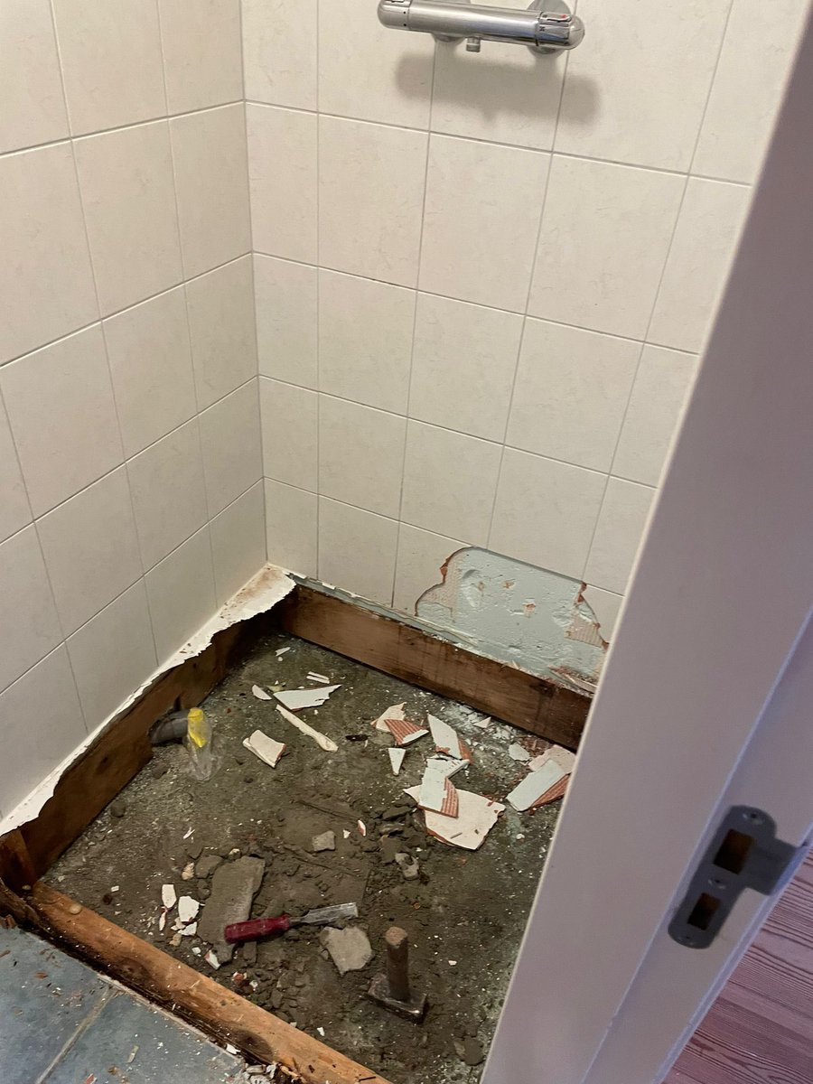 Hunzepleisterpl's tweet photo. Het moet eerst minder worden #verbouwenbadkamers #Hunzepleisterplaats https://t.co/BqQrPLDmcm