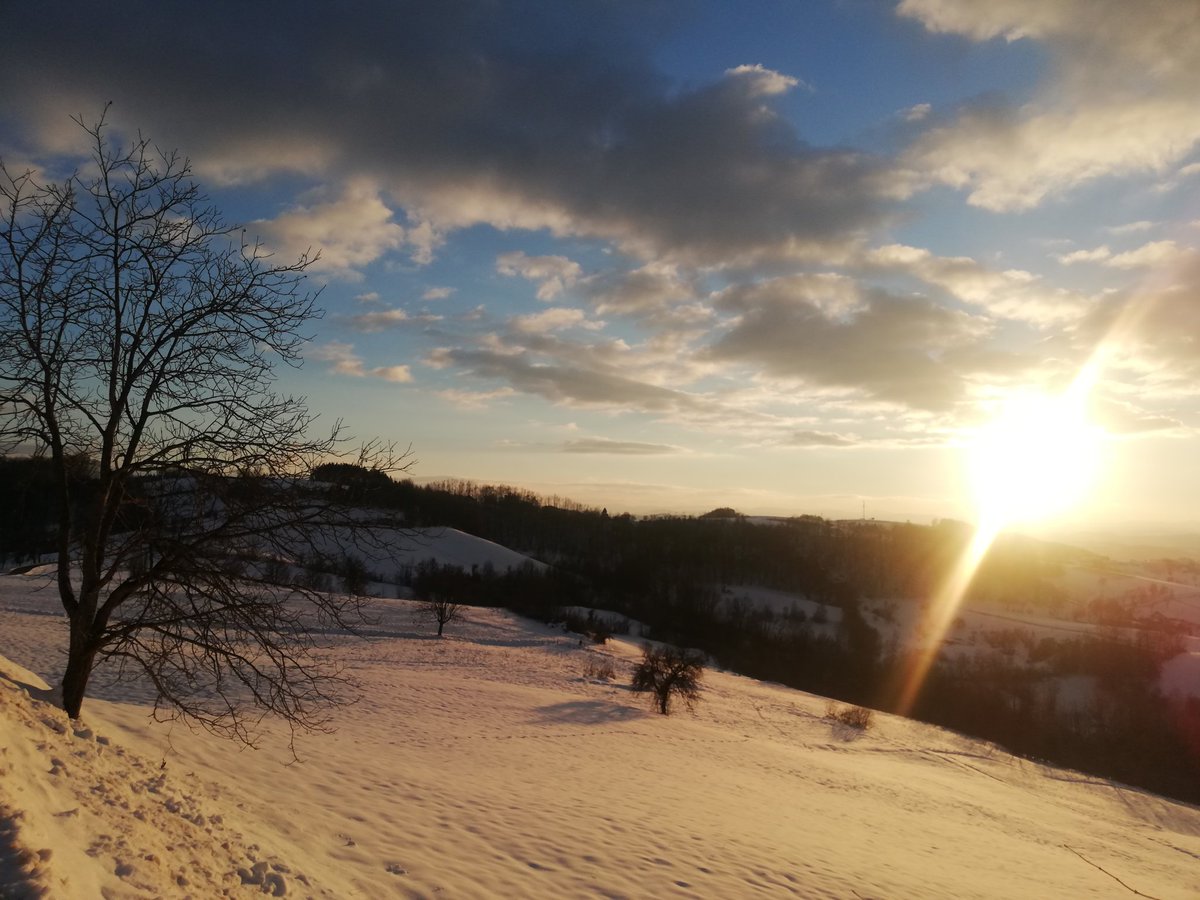 JelenaMKandic's tweet photo. Nismo uvek zavejani, divlji i rogobatni.🌬
Pogled na #Orovica, #VelikoBrdo, #MaloBrdo #Godun, #Šiljkovica desno, #DobrinjskiBasen centralno sa #Subjel & #Povlen levo na dan #referendum2022.❄📄🌄📝❄
#RioTintoMaršIzSrbije❤💂🏼♀️💙💂🏻♂️🤍
#RudnikNećeProći⛔⚒🏭⚒⛔
#NemaNazad💪🏻🇷🇸✊🏻 https://t.co/MJu1t7ap0k
