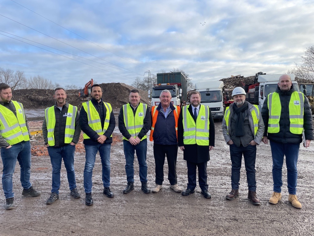 Delighted to show Damien Moore MP our project site in Southport UK recently. We explained how it will reduce waste &amp; generate clean energy locally. Great to see #cleantech innovation raised @ Business Qs in Commons too (watch at 10:56) bbc.in/3nSV9CA #syngas #NetZero 1/3