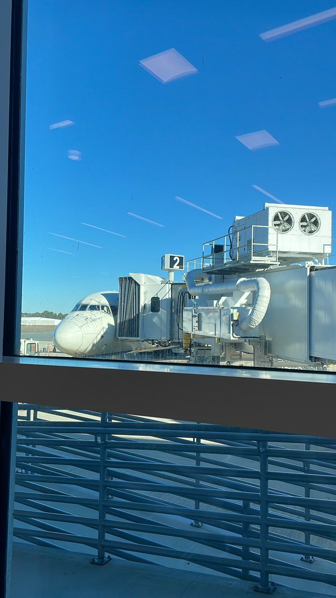 jeanstarobin's tweet photo. @Delta @AssistDelta @GNVAirport over 3 hour flight delays since no de-icing. Plane had to sun itself for 3 hours. Now waiting on agents to board. Not cool. No one at desk. Plane is ready. Missing connection again! https://t.co/sUGbIwFjl2