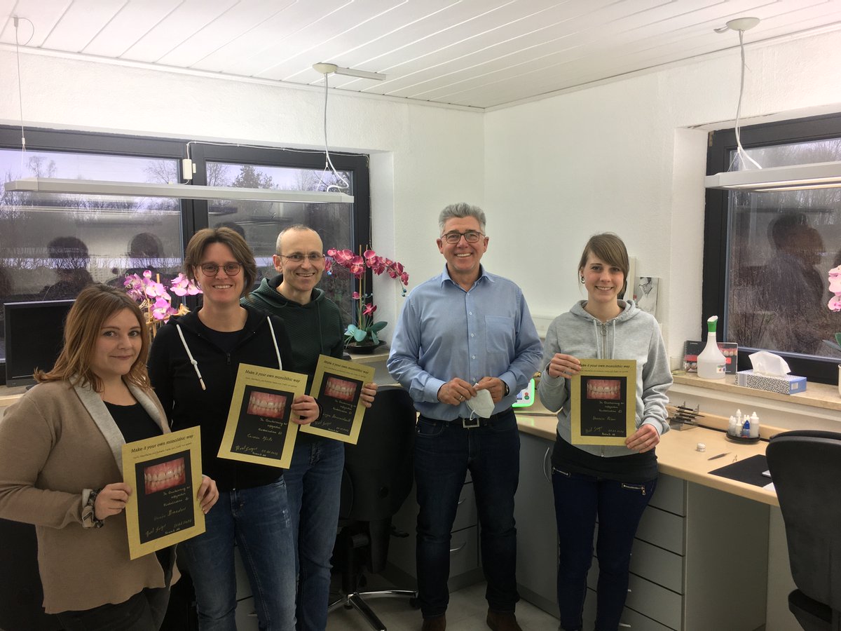 ZTM_ArminWagner's tweet photo. Fortbildung: "Make it your own monolithic way". 

Am 22.01. war  der weltweit bekannte Kursreferent, Buchautor und Zahntechnikermeister Axel Seeger bei Dentaldesign Wagner zu Gast. 
Motiviert und voller Elan ging es zur Sache und es wurden durchwegs sehr gute Ergebnisse erzielt. https://t.co/yWP8GOnnRw