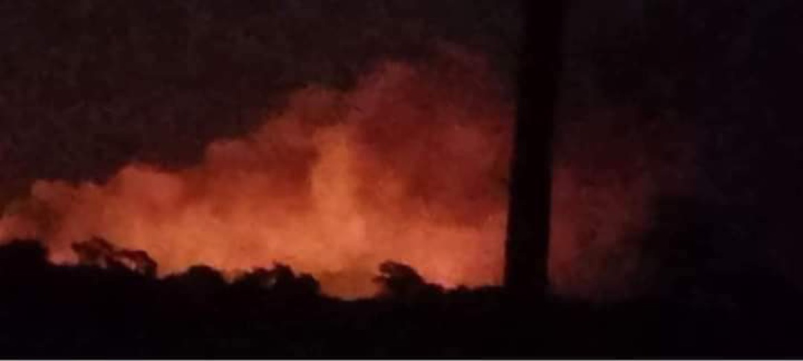 TheChindwin's tweet photo. Myanmar military junta has burned and destroyed today nearly the entire village of Ywa Soe, #Shwebo  Township, #Sagaing  region and has killed two civilians, 24 Jan 2022. 
The junta force is said to have arrested at least 70 villagers and looted several houses in the village. https://t.co/VF3IAZncKz