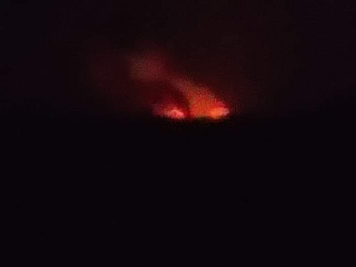 TheChindwin's tweet photo. Myanmar military junta has burned and destroyed today nearly the entire village of Ywa Soe, #Shwebo  Township, #Sagaing  region and has killed two civilians, 24 Jan 2022. 
The junta force is said to have arrested at least 70 villagers and looted several houses in the village. https://t.co/VF3IAZncKz