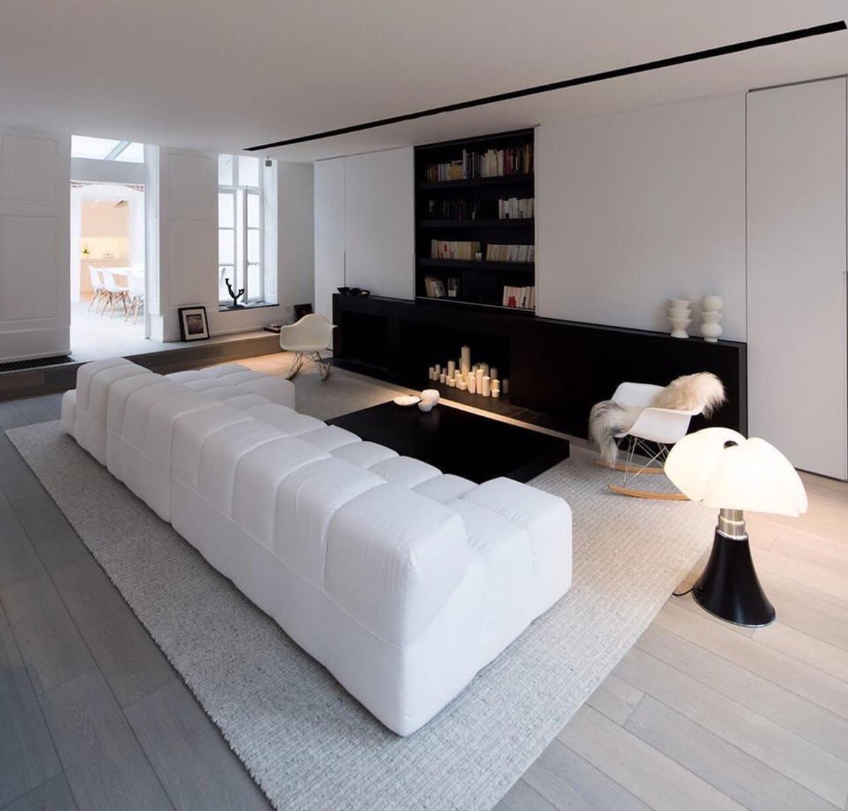 ‘Black accents and hardware will be a popular home trend we’ll see in 2022’ .

Take a look at how the #BlackAccents in this space accentuate the area and add an interesting #depth. Find a #carpet to suit your 2022 interior today! ow.ly/Ge3650HghQS

silkwood01.com