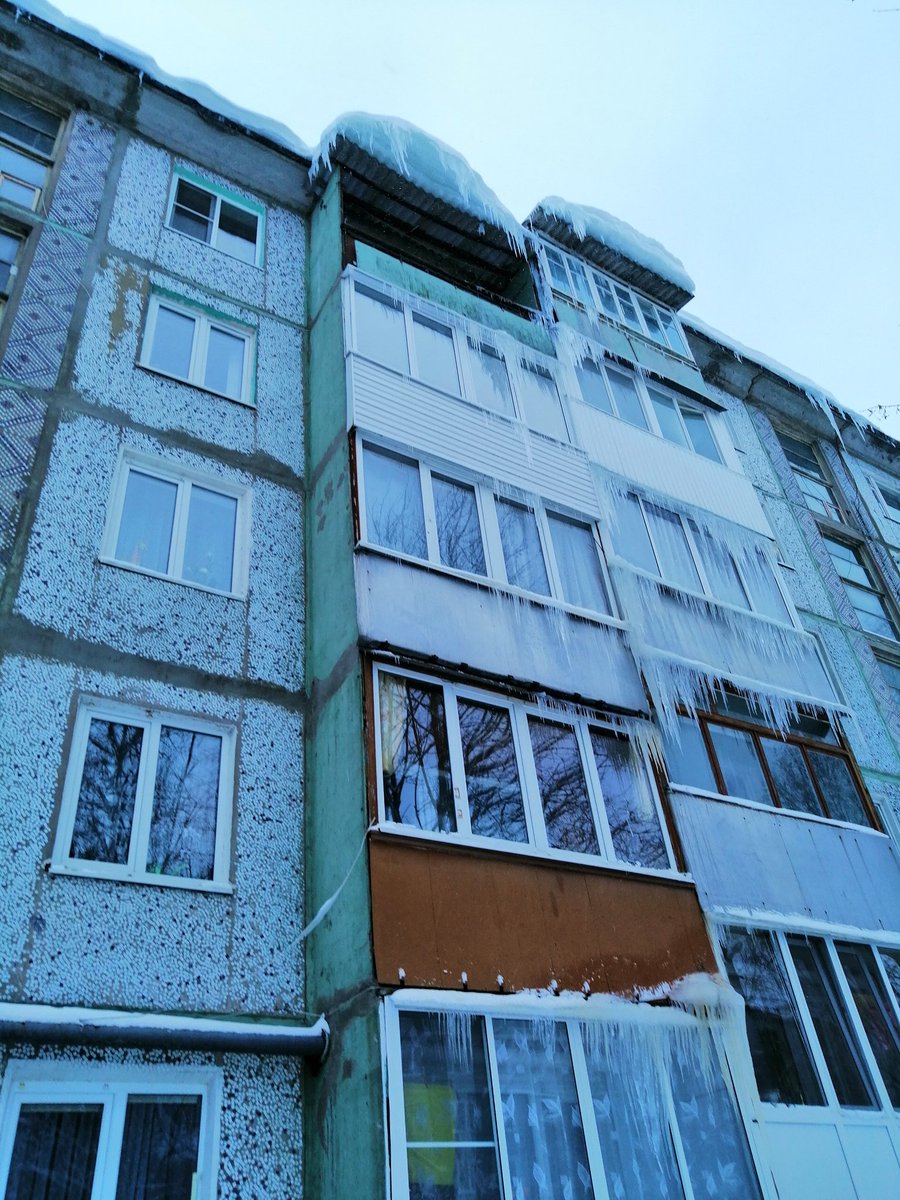 IIgnatkina's tweet photo. @Tularegion71 Помогите срочно! Кимовск, ул. Коммунистическая д. 13, сосульки по всей крыше дома, балконы обледеневают. На крыше балкона 5 этажа висит огромная снежно-ледяная глыба. Когда эта ледышка будет падать побьёт окна на балконах,а если она упадёт на человека? https://t.co/JaDm8wLEo9