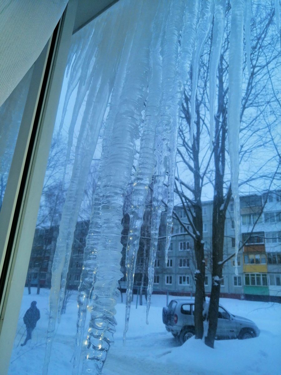 IIgnatkina's tweet photo. @Tularegion71 Помогите срочно! Кимовск, ул. Коммунистическая д. 13, сосульки по всей крыше дома, балконы обледеневают. На крыше балкона 5 этажа висит огромная снежно-ледяная глыба. Когда эта ледышка будет падать побьёт окна на балконах,а если она упадёт на человека? https://t.co/JaDm8wLEo9