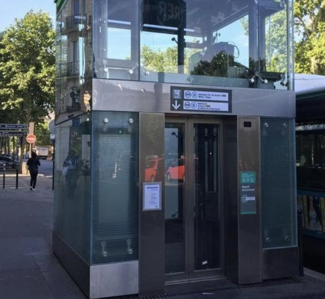 en_chaise's tweet photo. Prendre le RER en fauteuil roulant
Episode n° 5 : Civisme à la française
#handicap #accessibilité #FauteuilRoulant #TransportsEnCommun 
@ClientsRATP
@RER_A 

https://t.co/tWiOKX94iP https://t.co/G6X7T2NN91
