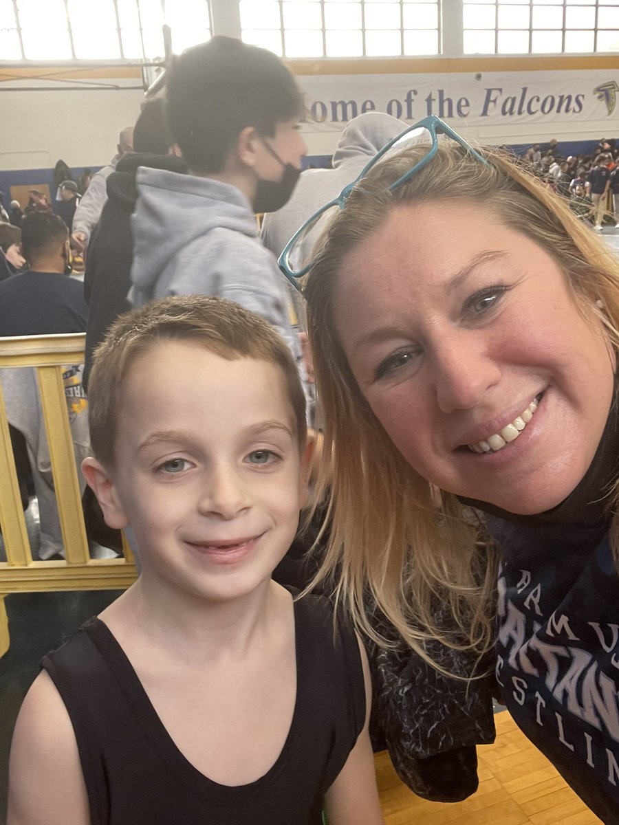 LabrosseKristy's tweet image. When you run into your Kindergartner at a wrestling tournament you must take a selfie! 😂🤼‍♂️ Great job to all the NM boys that participated! 💪🏼💚🥇🥈🥉#NMUKNIGHT @NMGibbs_NJ