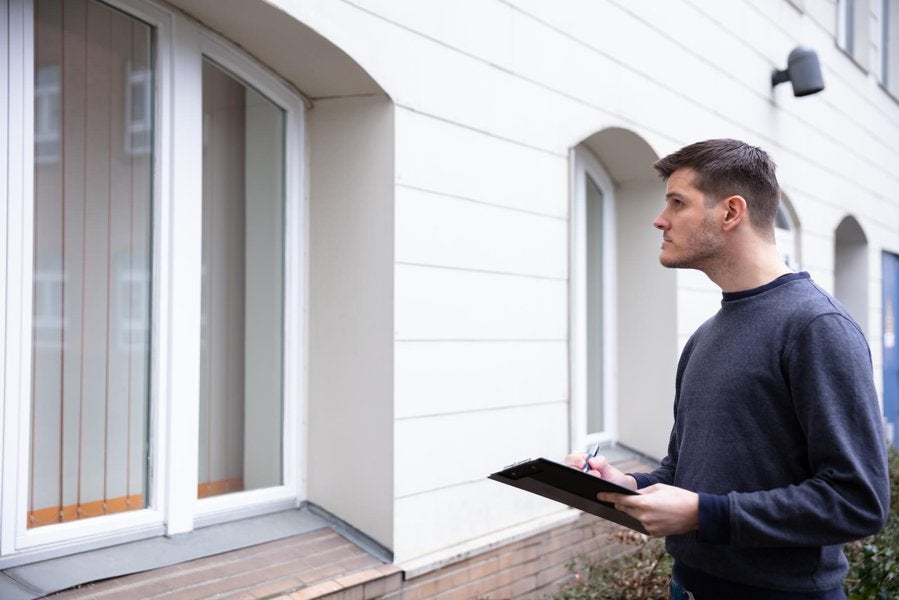 EileenInAtlanta's tweet photo. A roof that is old can end up being a costly replacement for #homebuyers. #REtips  https://t.co/P8LGkngZY3 https://t.co/jyJbyaYpCi