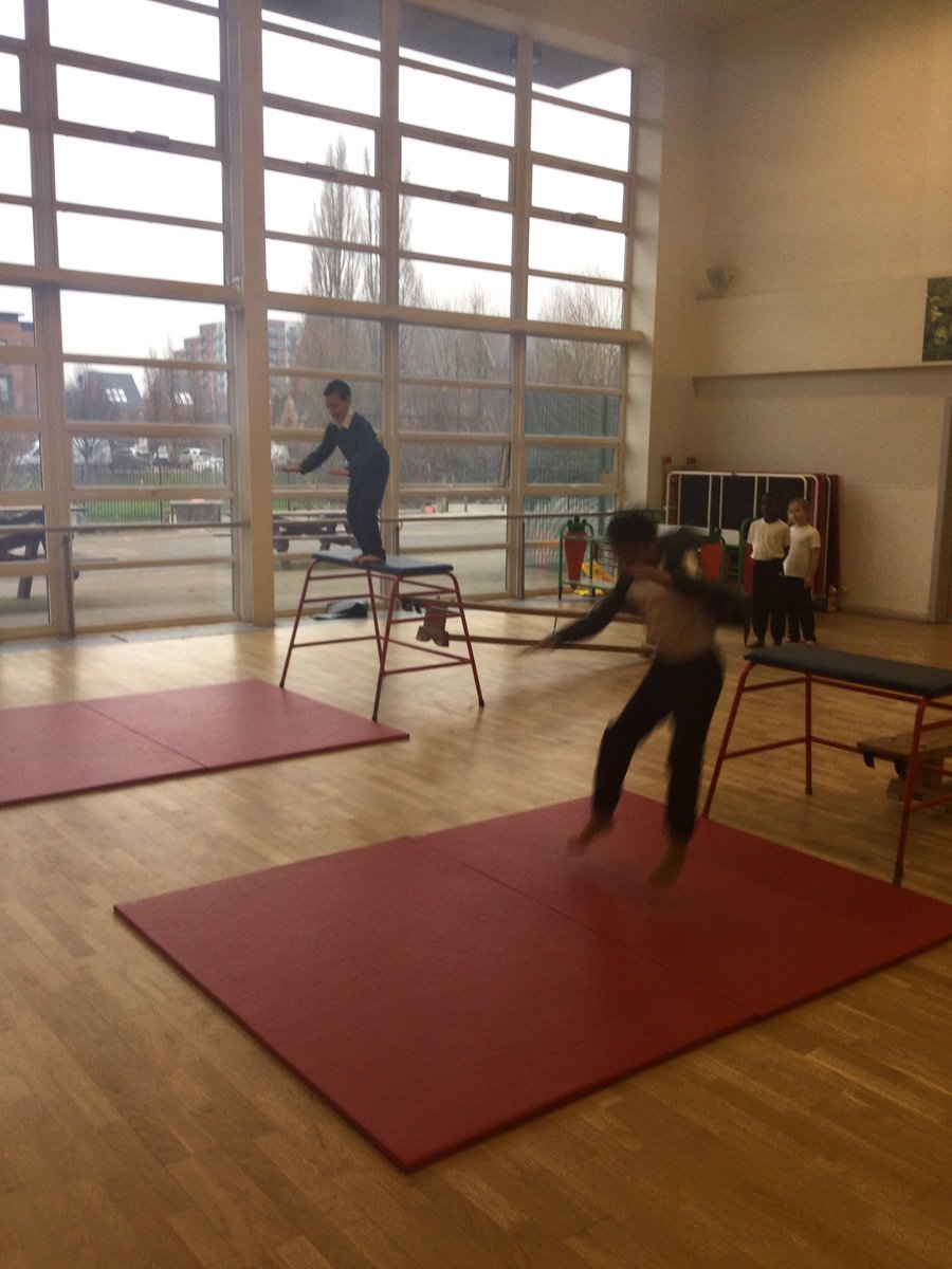 PERiverView1's tweet image. LR have been producing some amazing work in Gymnastics this afternoon performing jumps and different types of rolls. Well done you super stars ✨ #gymnastics #rolling #jumping 🤸
