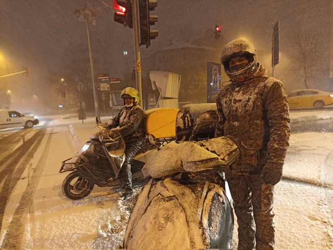 veliagbaba's tweet photo. Karlı kış günlerinin en büyük sancısı motokuryeler çekiyor. Çalışma şartları kötü, ücretler zaten düşük, şimdi siparişler ve mobbing daha da artmış durumda.

Unutmayalım: Onlar sipariş değil, can taşıyor. 

(📷: @kurye_haber) https://t.co/fF6PyqyX9i