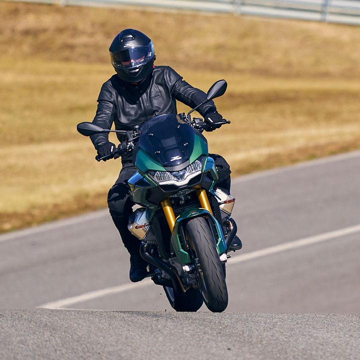 Are you going to be joining the #V100 revolution? Here's why you should... 

It's the first motorcycle in the WORLD to incorporate active aerodynamics🥇

AND it's the first #Guzzi with: 
✔️ semi-active suspension
✔️ inertial platform
✔️ ABS cornering
✔️ Quick Shift

Who's keen?🤩