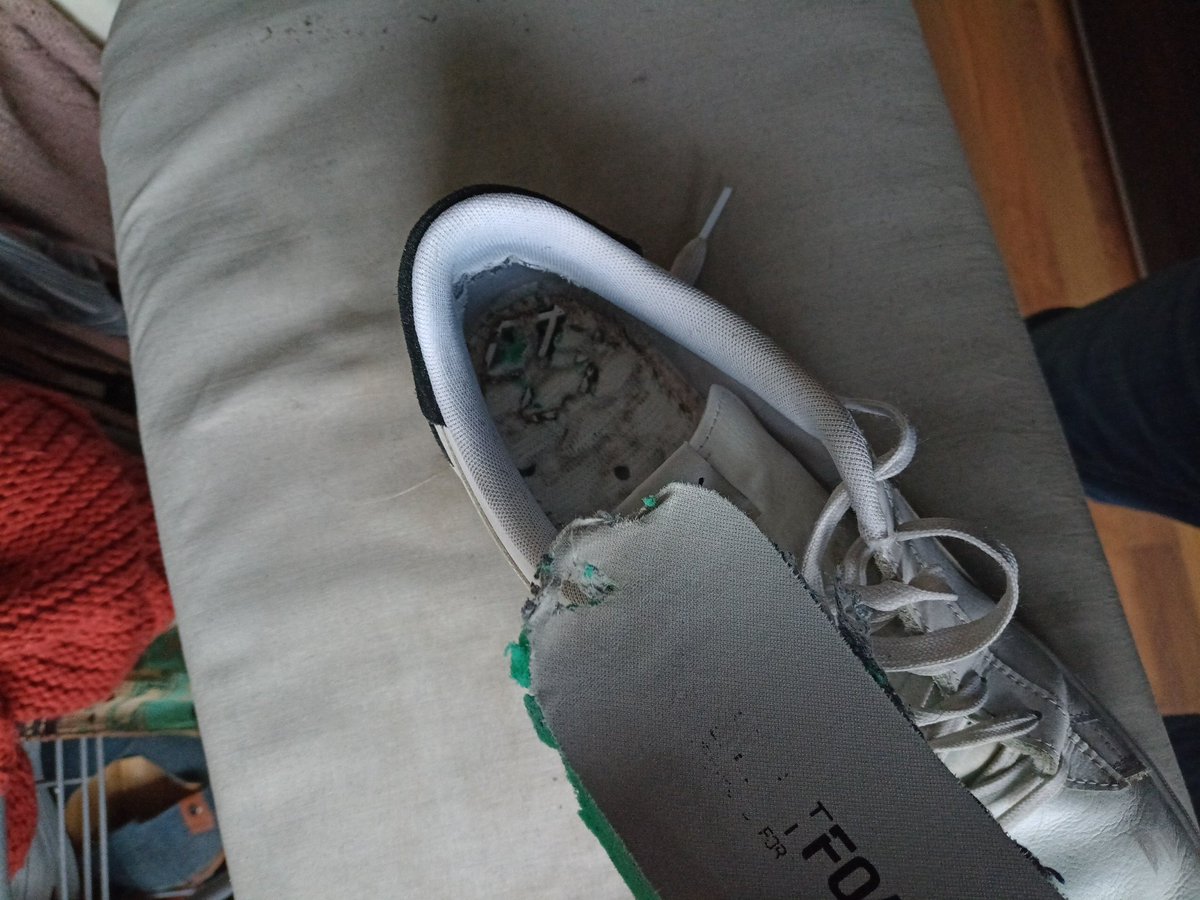 Mnfr3d's tweet photo. @vanHaren wat moet ik met mijn Puma sneakers die ik in sept gekocht heb (bonnetje is weg) waarvan de binnenzool heel hard door slijt zie foto? https://t.co/3i1GHLBYJR