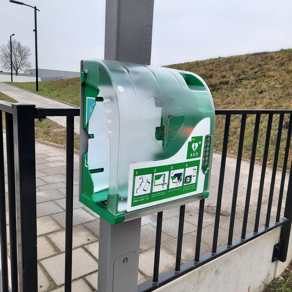 *VERMIST: AED...*
Als iemand in jouw nabije omgeving een hartritmestoornis heeft, dan wil je toch ook dat hij of zij geholpen wordt? Waarom steel je dan een AED? Die werkt ALLEEN bij iemand met hartritmestoornissen.
#trein #stationDeEschmarke #AED #diefstal #zinloosgeweld"