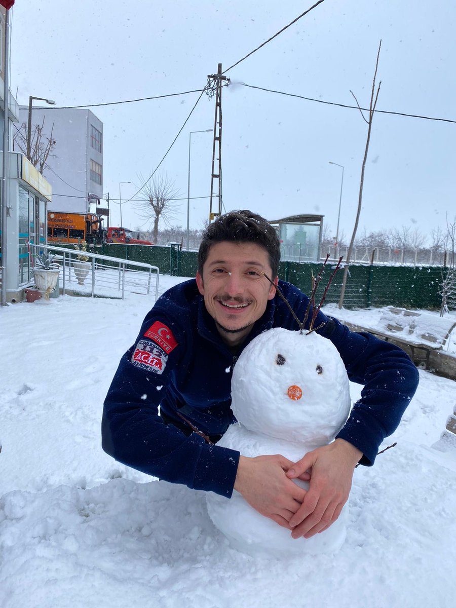 fatihkines's tweet photo. #winter #soğuk #kar #istanbul #nöbet #kardançocuk #112acil #paramedik😎 ❄️🌨️ https://t.co/HyzaHZAUBU