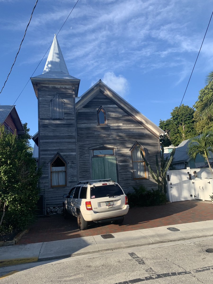 makomichael's tweet photo. There are over 40 churches on this small island and you can’t go a block of two with encountering a few. Many small ones nestled mid block in the streets. #RunKeyWest #KeyWest #SeenOnMyRun https://t.co/lT1r4oJGp0