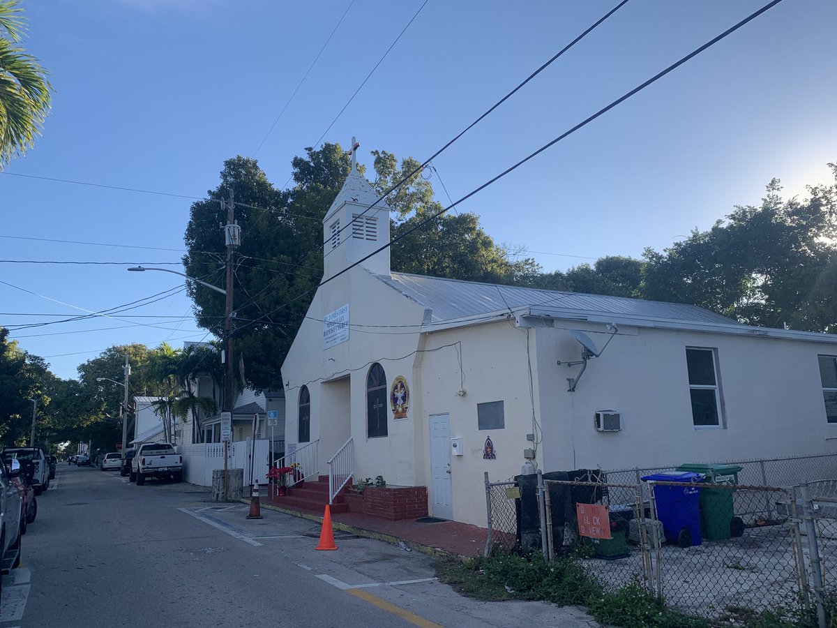 makomichael's tweet photo. There are over 40 churches on this small island and you can’t go a block of two with encountering a few. Many small ones nestled mid block in the streets. #RunKeyWest #KeyWest #SeenOnMyRun https://t.co/lT1r4oJGp0