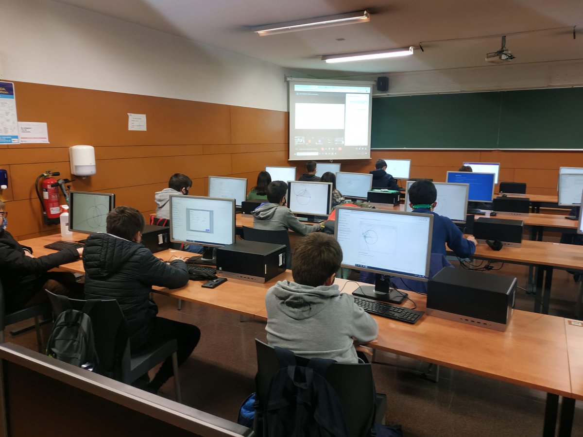 estalmat_cat's tweet photo. Dissabte els alumnes d'ESTALMAT 1 s'ho van passar d'allò més bé a la sessió de "Descobertes geomètriques" a través del #Geogebra, amb @mpacreu i @willhek1 https://t.co/eBMcJooyS6