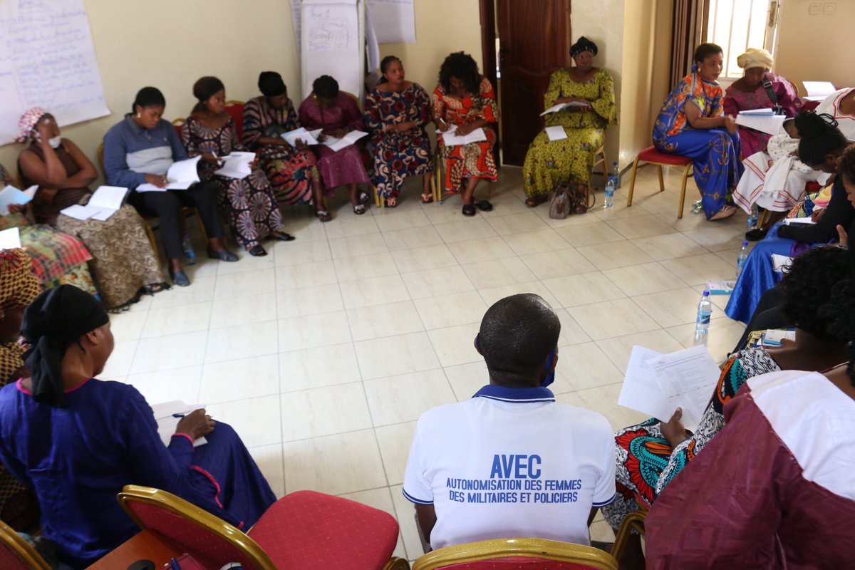living_inst's tweet photo. Goma, #LPI forme des animateurs (trices), des groupes AVEC. Amener ces femmes de anciens participants aux groupes LP, à collaborer ensemble avec leurs maris, afin d'améliorer leurs conditions socio économiques et du bien-être de leurs familles Financé par #PaysBas. https://t.co/ZG04Zp884o