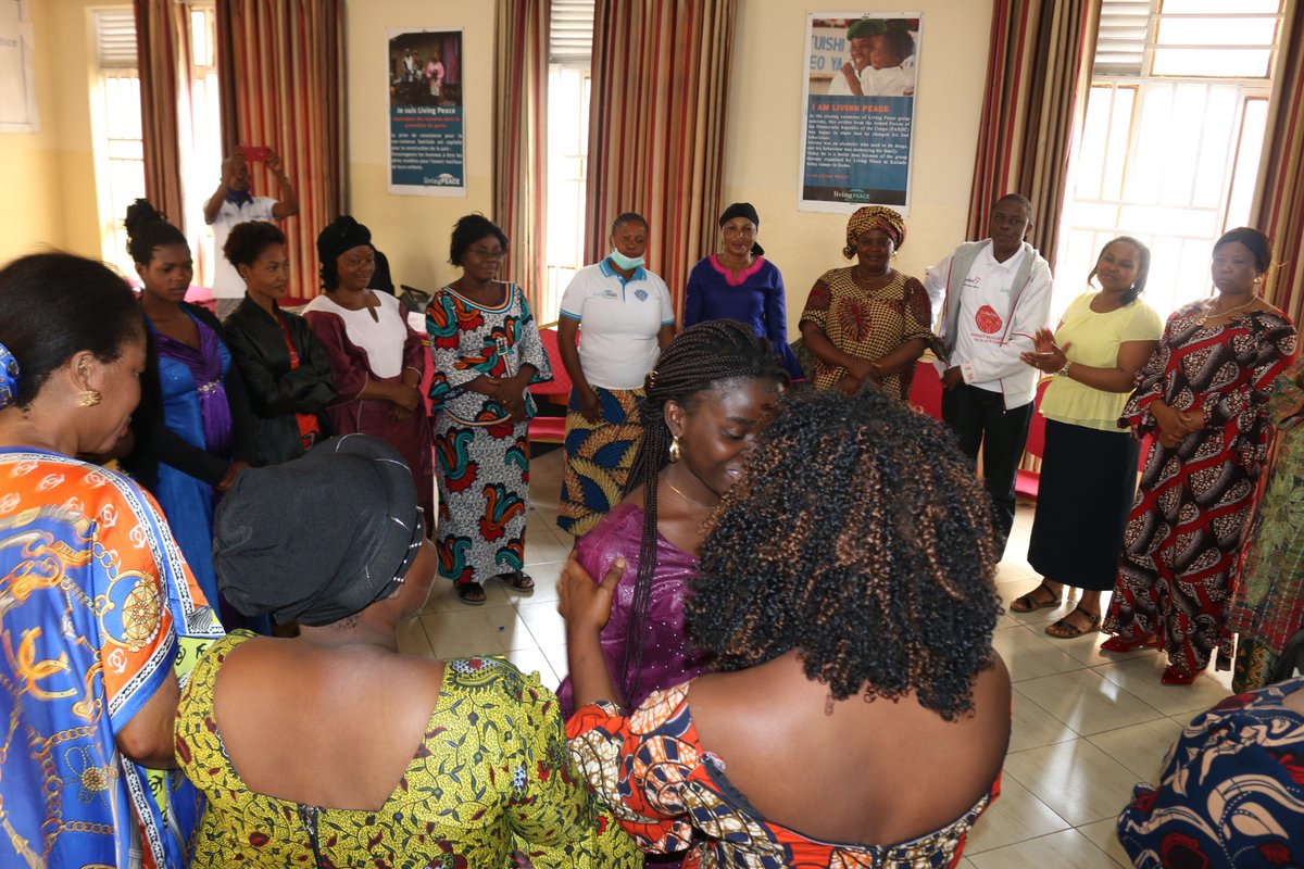 living_inst's tweet photo. Goma, #LPI forme des animateurs (trices), des groupes AVEC. Amener ces femmes de anciens participants aux groupes LP, à collaborer ensemble avec leurs maris, afin d'améliorer leurs conditions socio économiques et du bien-être de leurs familles Financé par #PaysBas. https://t.co/ZG04Zp884o