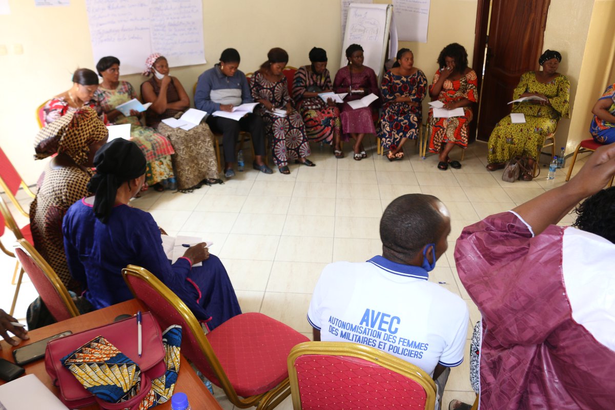 living_inst's tweet photo. Goma, #LPI forme des animateurs (trices), des groupes AVEC. Amener ces femmes de anciens participants aux groupes LP, à collaborer ensemble avec leurs maris, afin d'améliorer leurs conditions socio économiques et du bien-être de leurs familles Financé par #PaysBas. https://t.co/ZG04Zp884o