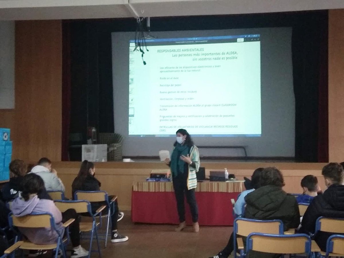 IES_IslaDeLeon's tweet photo. El pasado viernes 21 de enero se celebró la primera reunión de responsables ambientales de todo el centro, en el marco del Proyecto Aldea.
#iesisladeleon #proyectoaldea #medioambiente #cursoisla20212022 https://t.co/JMg1WPKcXF